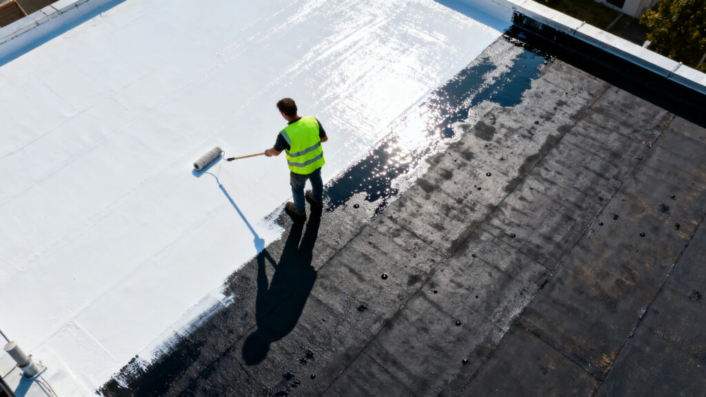 Peinture cool roof sur membrane bitumineuse : ce qu’il faut savoir
