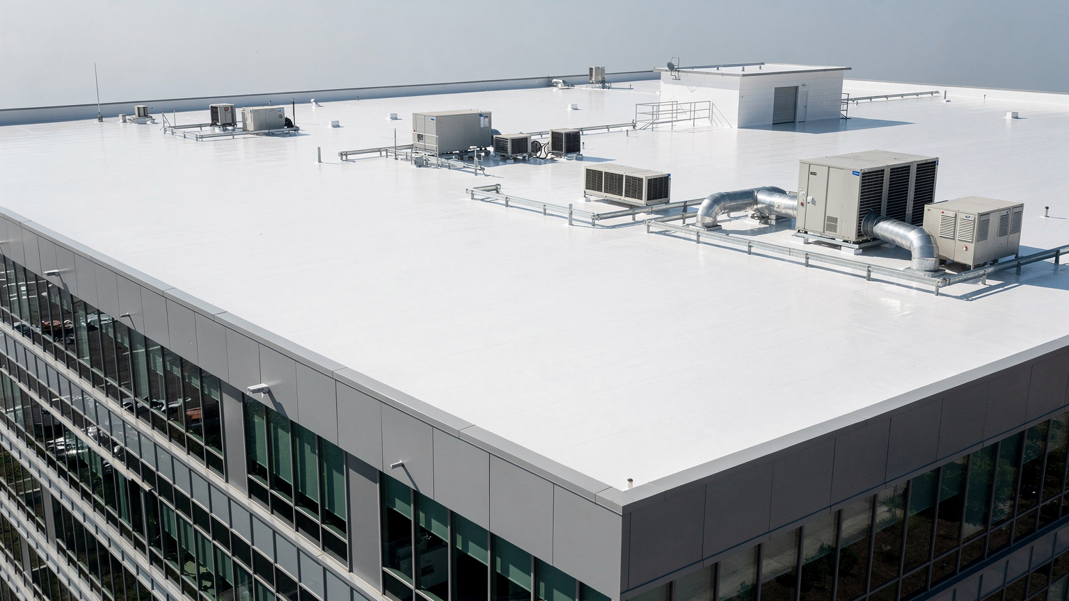 Cool roof décret tertiaire : toiture professionnelle avec revêtement réfléchissant cool roof blanc