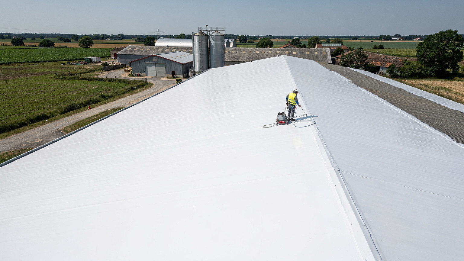 Cool roof hangar agricole : toiture professionnelle avec revêtement réfléchissant cool roof blanc